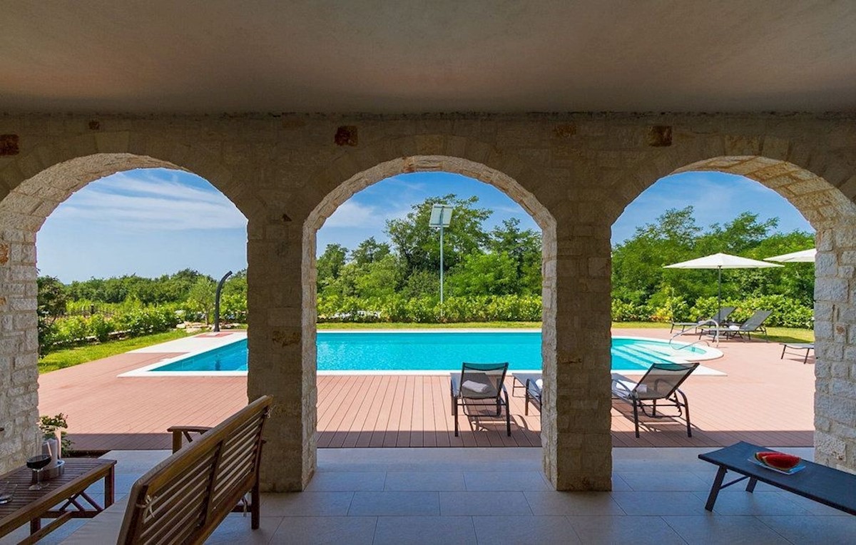 SVETI LOVREC-VILLA IN PIETRA CON PISCINA IN VENDITA