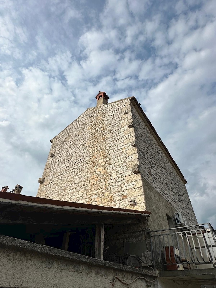  ROVIGNO D INTORNI- DUE CASE IN PIETRA CON GIARDINO DI ADATTAMENTO