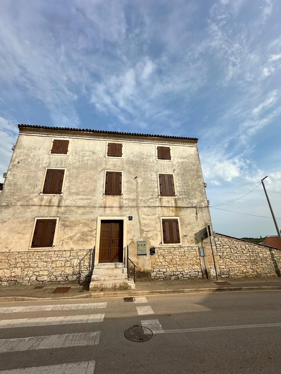  ROVIGNO D INTORNI- DUE CASE IN PIETRA CON GIARDINO DI ADATTAMENTO