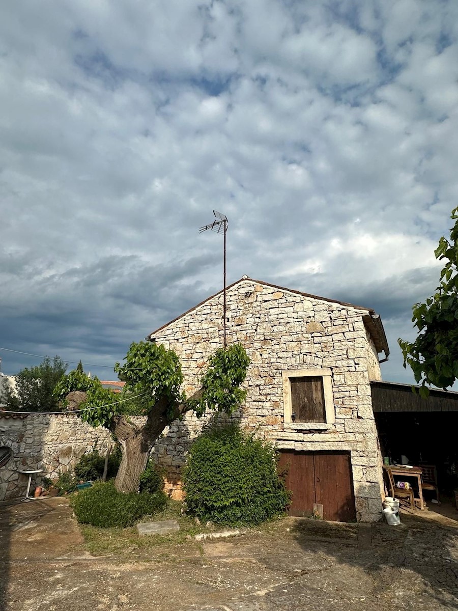  ROVIGNO D INTORNI- DUE CASE IN PIETRA CON GIARDINO DI ADATTAMENTO