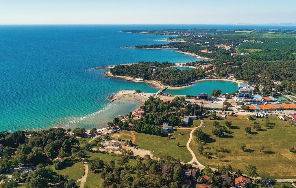 LOVREČICA - CASA CON PISCINA A 300 M DALLA SPIAGGIA IN VENDITA