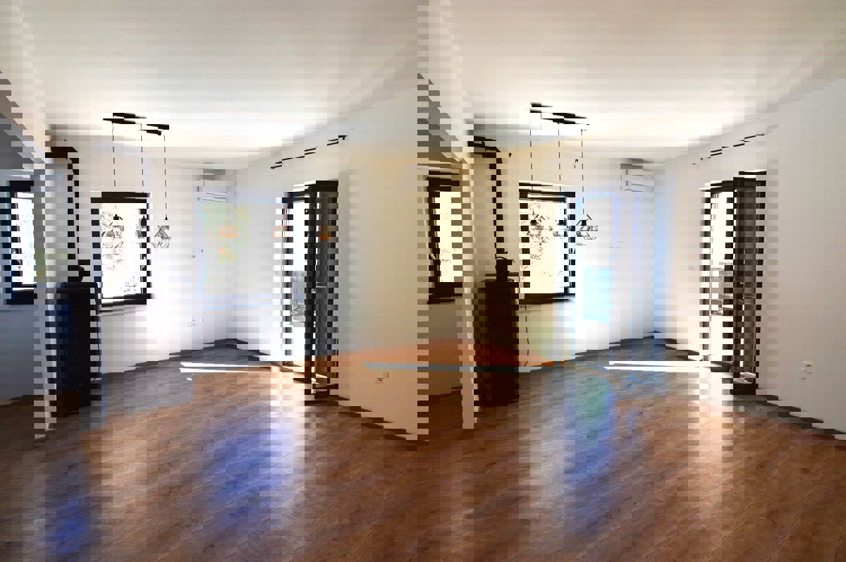  PARENZO - CASA CON DUE APPARTAMENTI, PISCINA E VISTA MARE