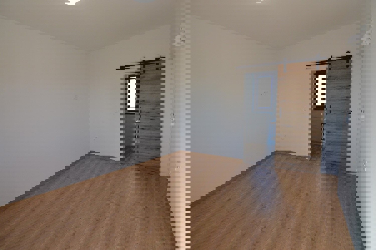  PARENZO - CASA CON DUE APPARTAMENTI, PISCINA E VISTA MARE