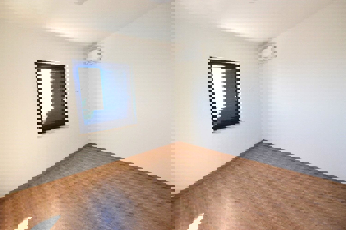  PARENZO - CASA CON DUE APPARTAMENTI, PISCINA E VISTA MARE