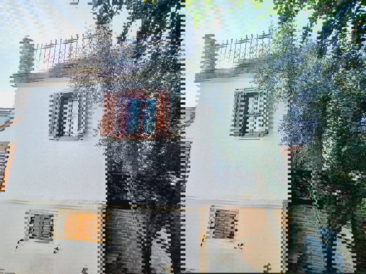  TAR-VABRIGA - CASA IN PIETRA RISTRUTTURATA CON PISCINA IN VENDITA