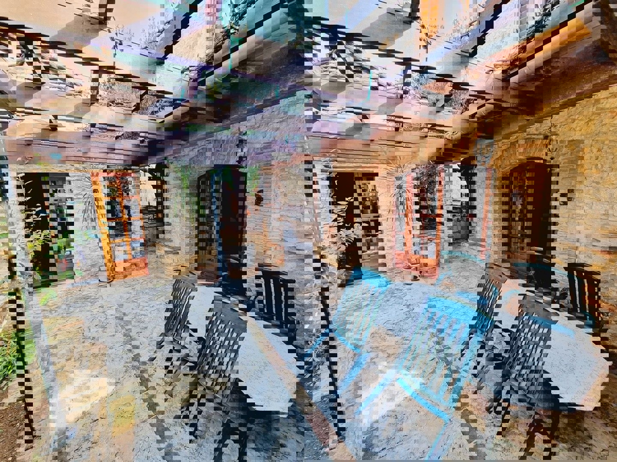  TAR-VABRIGA - CASA IN PIETRA RISTRUTTURATA CON PISCINA IN VENDITA