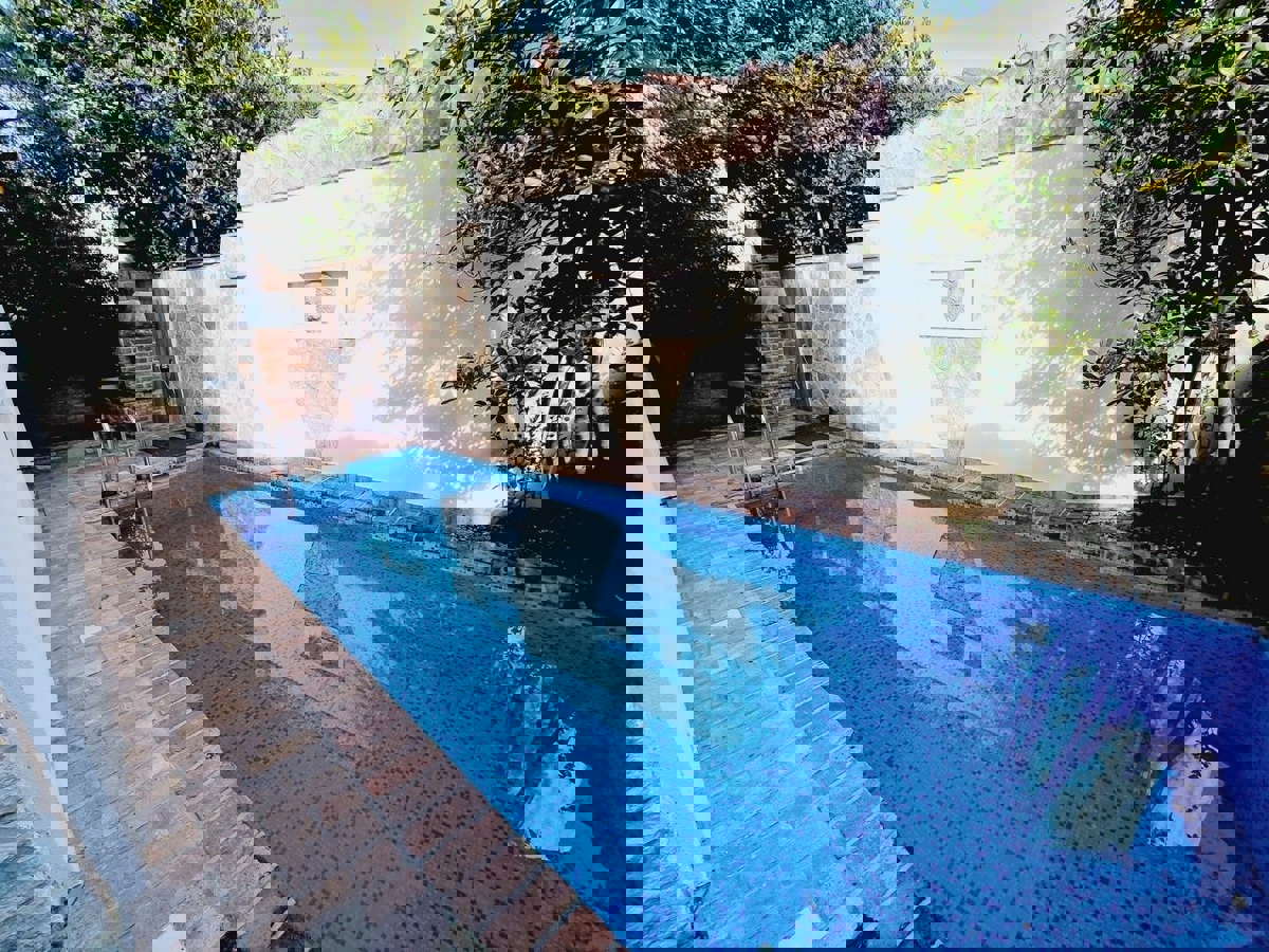  TAR-VABRIGA - CASA IN PIETRA RISTRUTTURATA CON PISCINA IN VENDITA