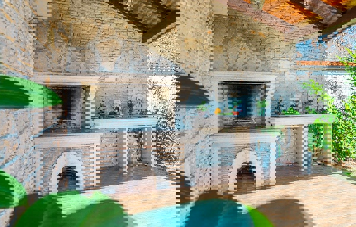  PARENZO 16 km - VILLA RUSTICA IN VENDITA CON PISCINA