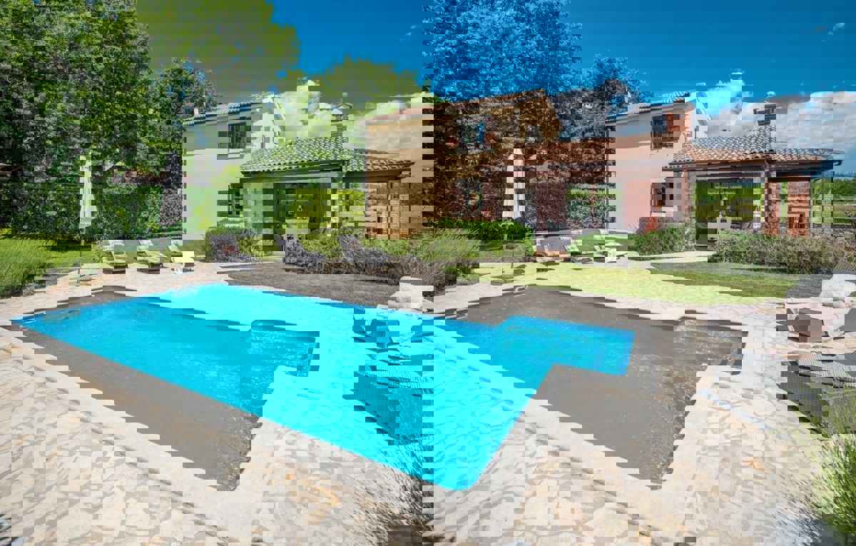  PARENZO 16 km - VILLA RUSTICA IN VENDITA CON PISCINA