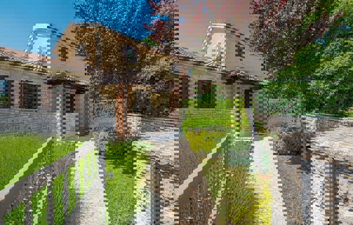  PARENZO 16 km - VILLA RUSTICA IN VENDITA CON PISCINA