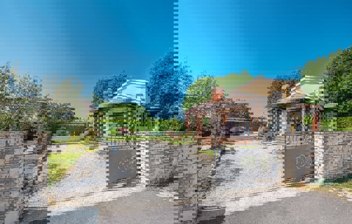  PARENZO 16 km - VILLA RUSTICA IN VENDITA CON PISCINA