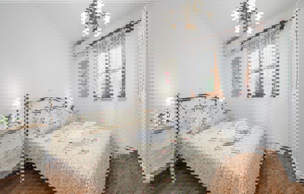  PARENZO 16 km - VILLA RUSTICA IN VENDITA CON PISCINA