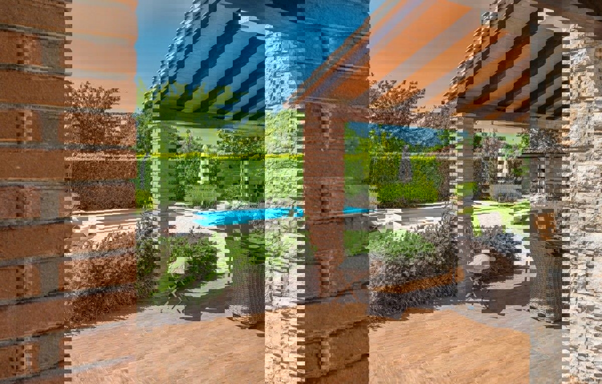  PARENZO 16 km - VILLA RUSTICA IN VENDITA CON PISCINA