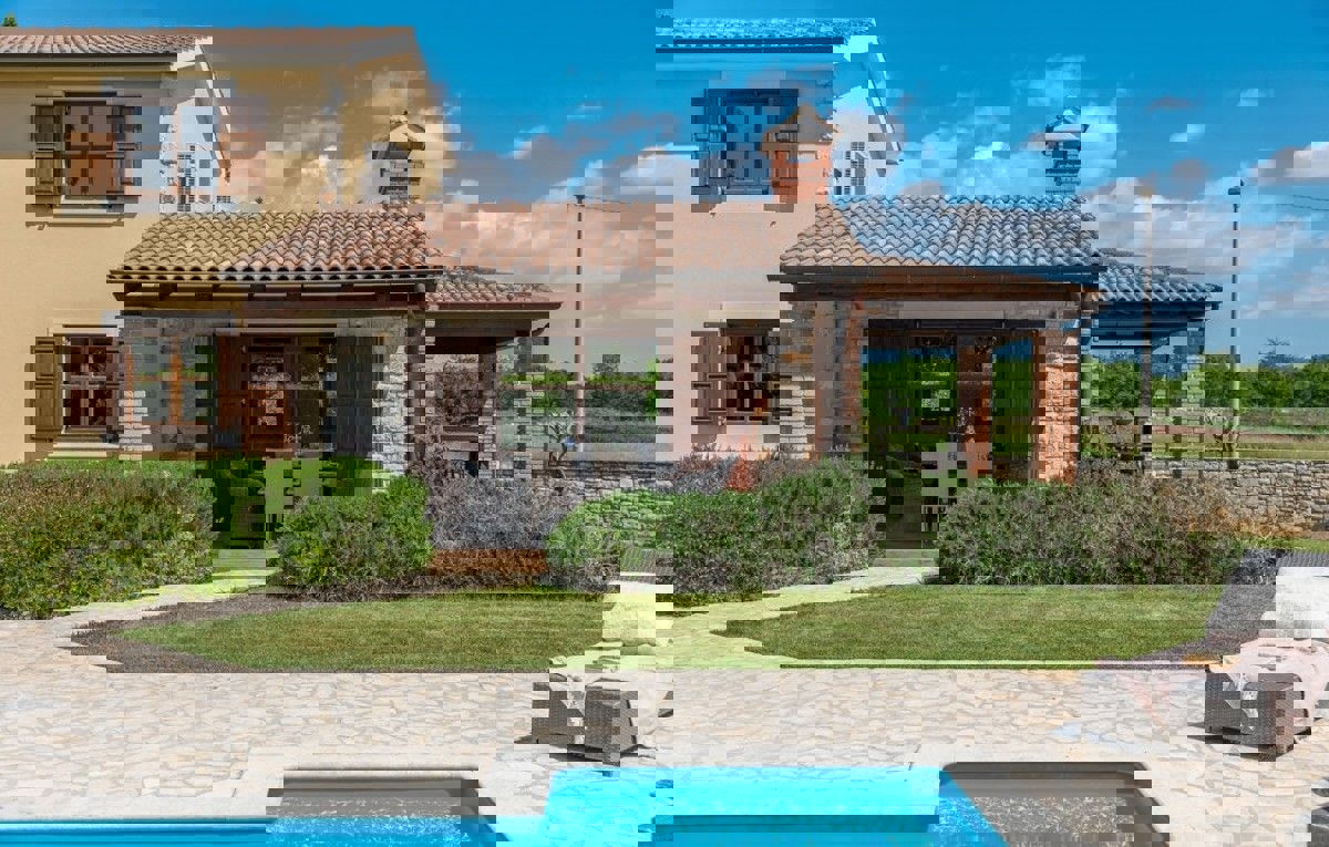  PARENZO 16 km - VILLA RUSTICA IN VENDITA CON PISCINA