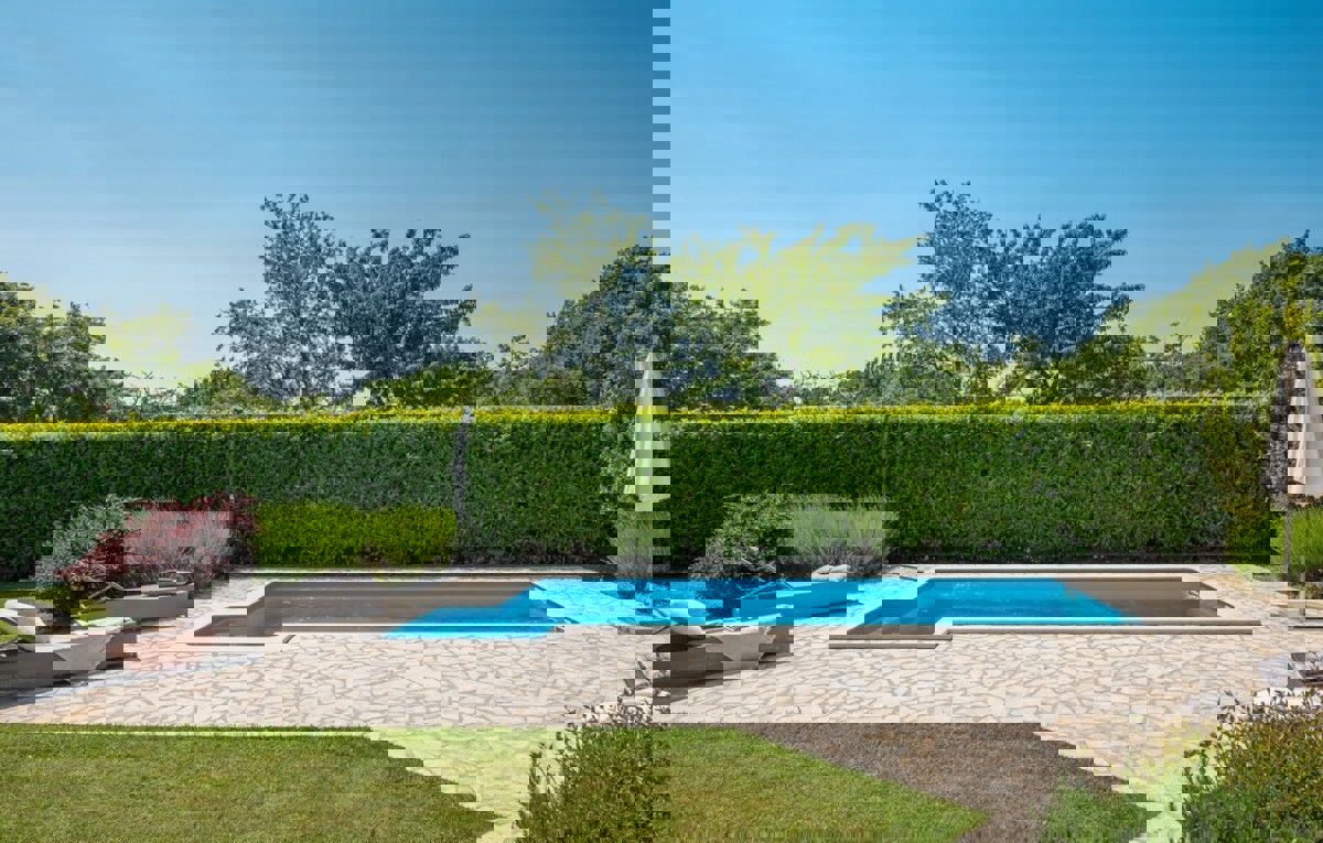  PARENZO 16 km - VILLA RUSTICA IN VENDITA CON PISCINA