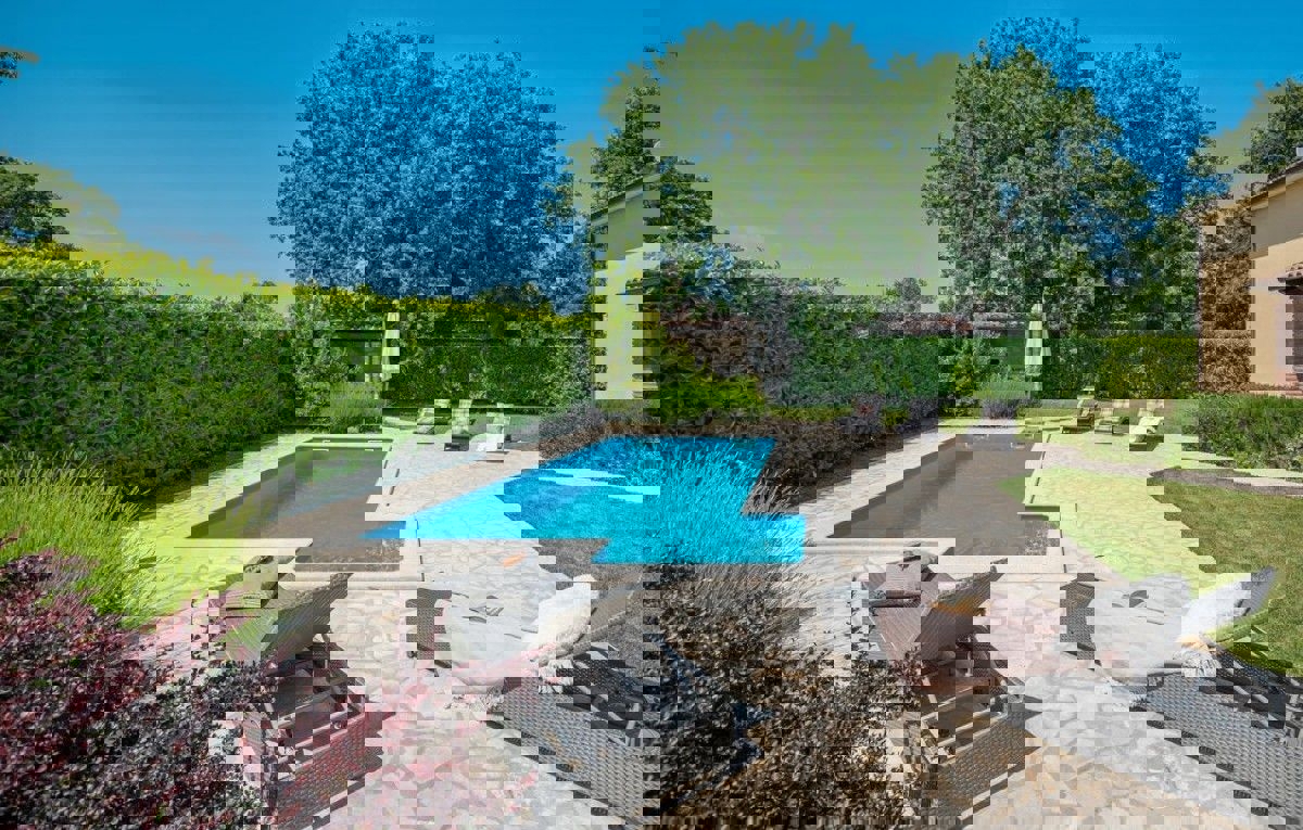  PARENZO 16 km - VILLA RUSTICA IN VENDITA CON PISCINA