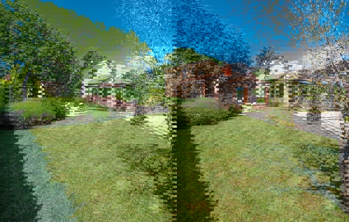  PARENZO 16 km - VILLA RUSTICA IN VENDITA CON PISCINA