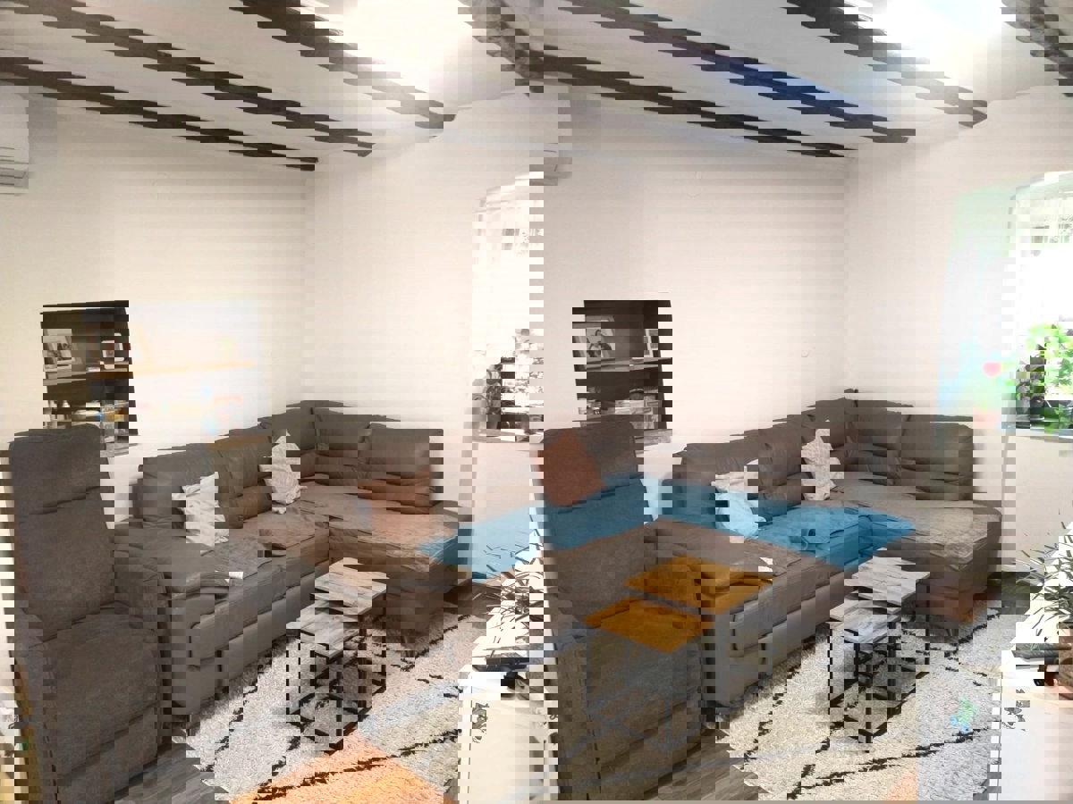 DINTORNI DI PARENZO - CASA IN PIETRA CON 2 APPARTAMENTI IN VENDITA