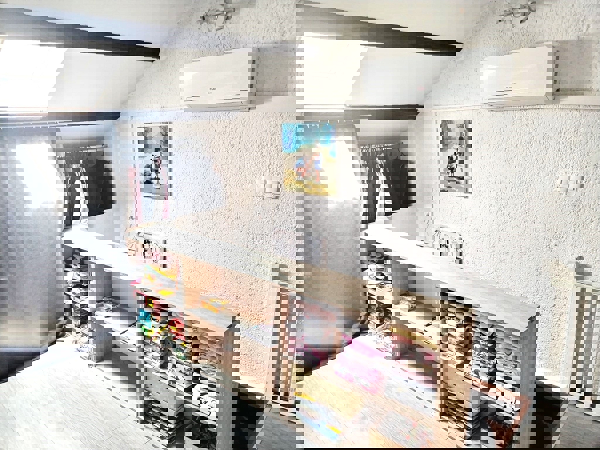 DINTORNI DI PARENZO - CASA IN PIETRA CON 2 APPARTAMENTI IN VENDITA