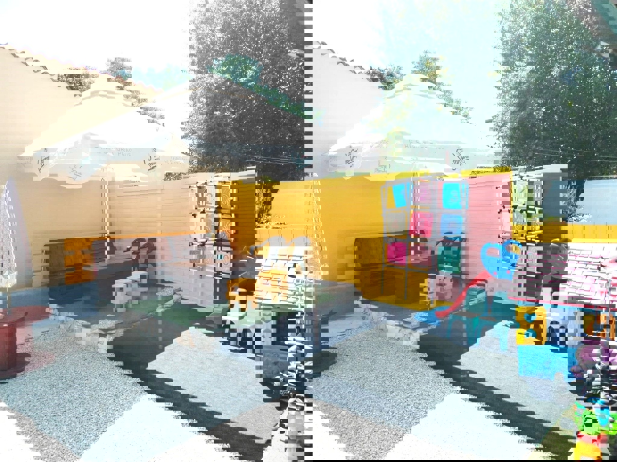 DINTORNI DI PARENZO - CASA IN PIETRA CON 2 APPARTAMENTI IN VENDITA