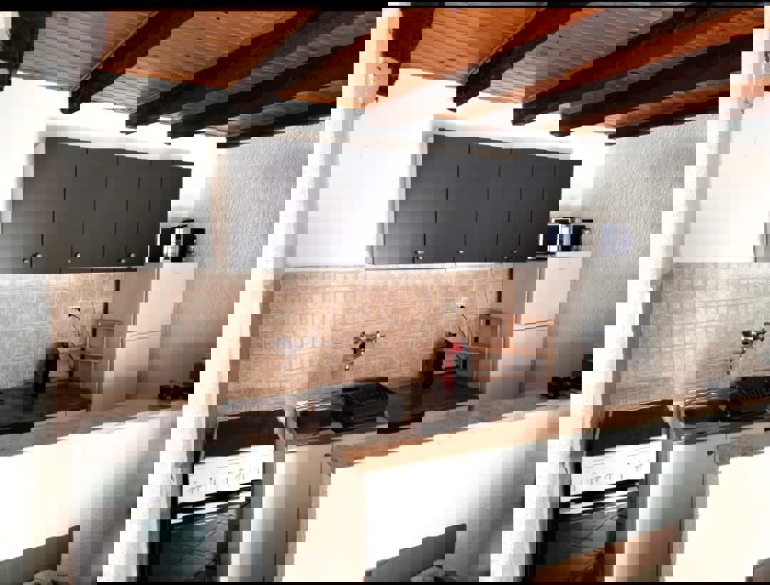 DINTORNI DI PARENZO - CASA IN PIETRA CON 2 APPARTAMENTI IN VENDITA