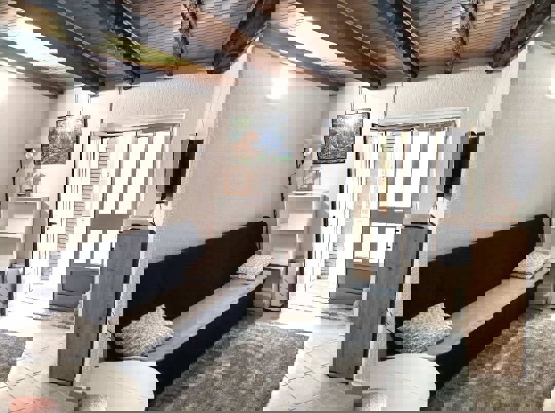 DINTORNI DI PARENZO - CASA IN PIETRA CON 2 APPARTAMENTI IN VENDITA