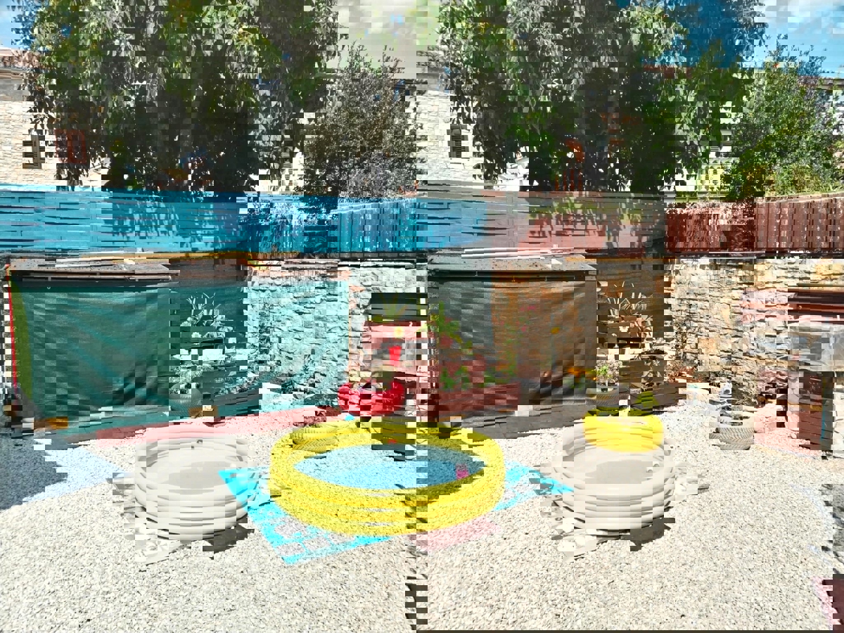 DINTORNI DI PARENZO - CASA IN PIETRA CON 2 APPARTAMENTI IN VENDITA