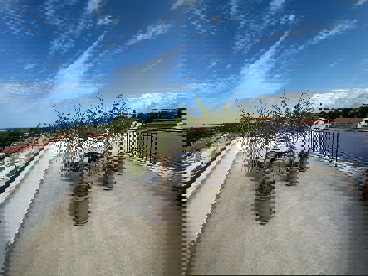 PARENZO - APPARTAMENTO MODERNO CON TERRAZZA SUL TETTO IN VENDITA