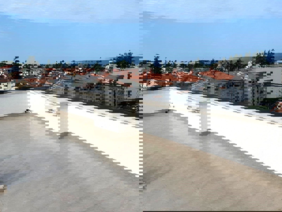 PARENZO - APPARTAMENTO MODERNO CON TERRAZZA SUL TETTO IN VENDITA