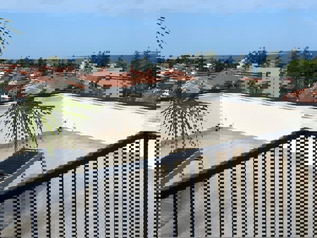 PARENZO - APPARTAMENTO MODERNO CON TERRAZZA SUL TETTO IN VENDITA