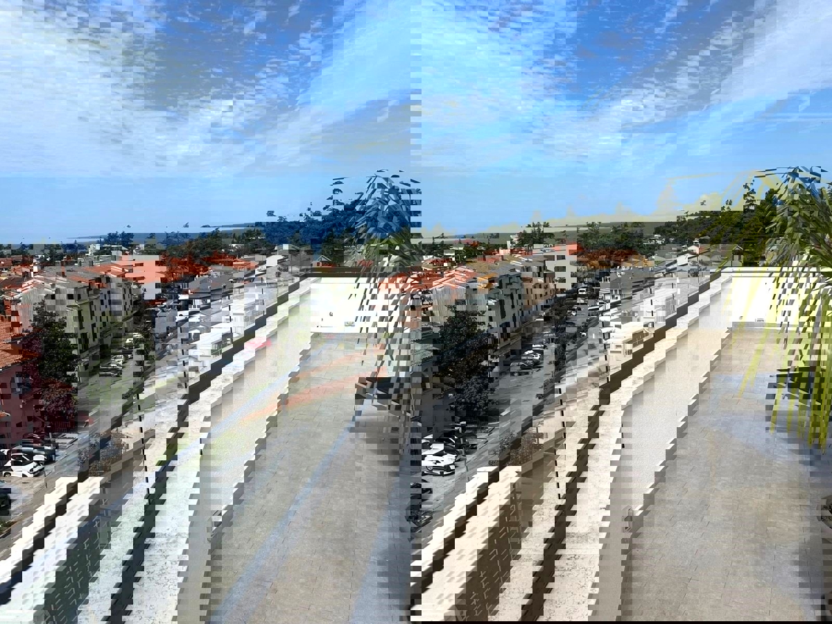 PARENZO - APPARTAMENTO MODERNO CON TERRAZZA SUL TETTO IN VENDITA