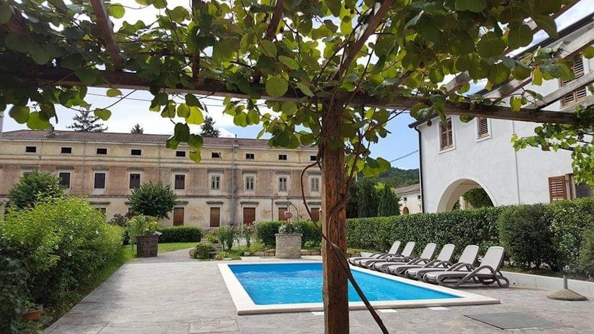 MOTOVUN-BELLISSIMA VILLA IN PIETRA CON PISCINA IN VENDITA