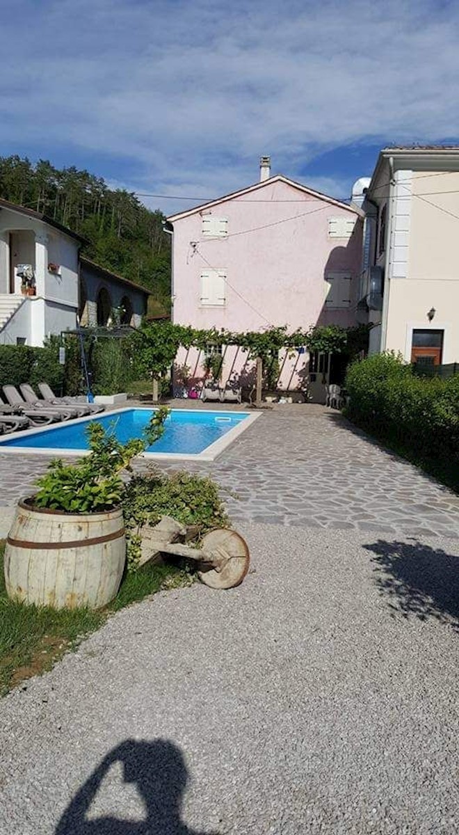 MOTOVUN-BELLISSIMA VILLA IN PIETRA CON PISCINA IN VENDITA