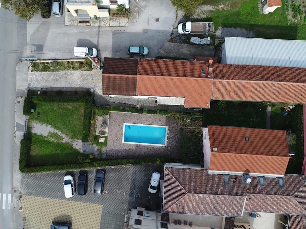 MOTOVUN-BELLISSIMA VILLA IN PIETRA CON PISCINA IN VENDITA