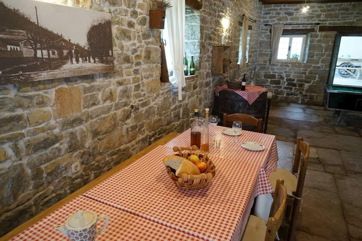 MOTOVUN-BELLISSIMA VILLA IN PIETRA CON PISCINA IN VENDITA