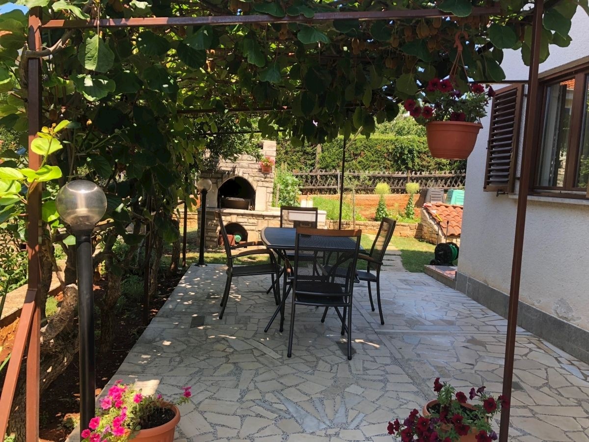 NOVIGRAD - CASA CON 4  APPARTAMENTI VENDESI