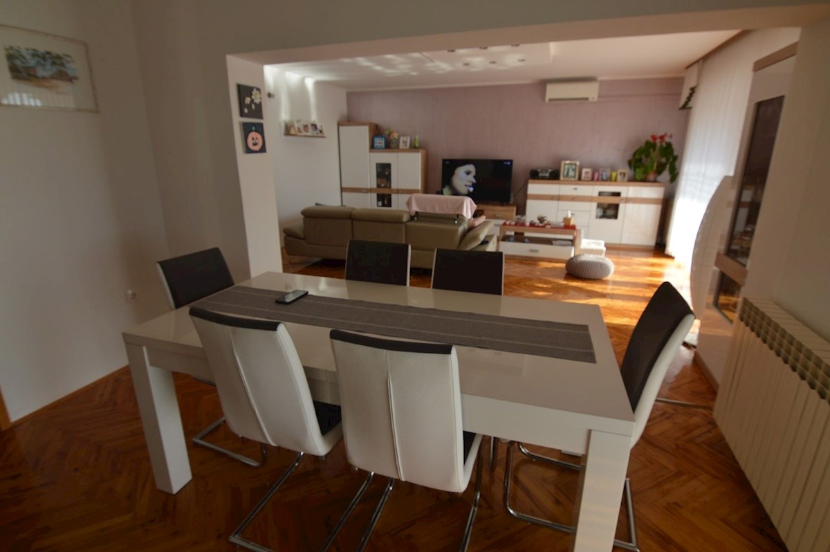 NOVIGRAD - CASA CON 4  APPARTAMENTI VENDESI