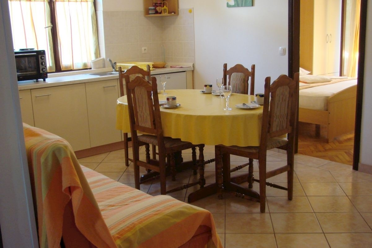 NOVIGRAD - CASA CON 4  APPARTAMENTI VENDESI