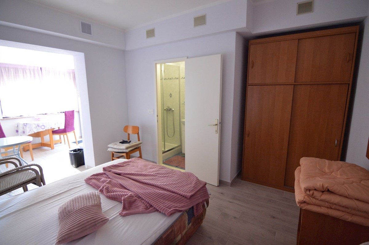 NOVIGRAD - CASA CON 4  APPARTAMENTI VENDESI