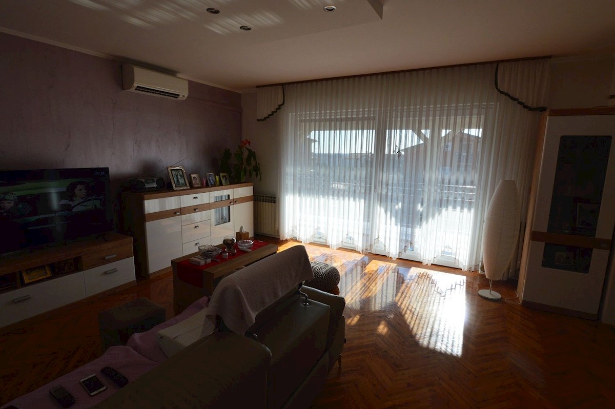 NOVIGRAD - CASA CON 4  APPARTAMENTI VENDESI