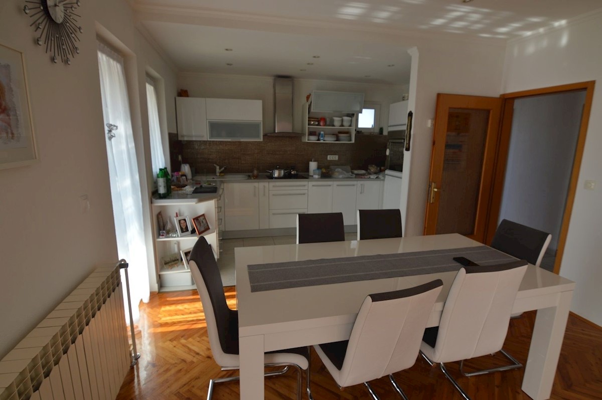 NOVIGRAD - CASA CON 4  APPARTAMENTI VENDESI