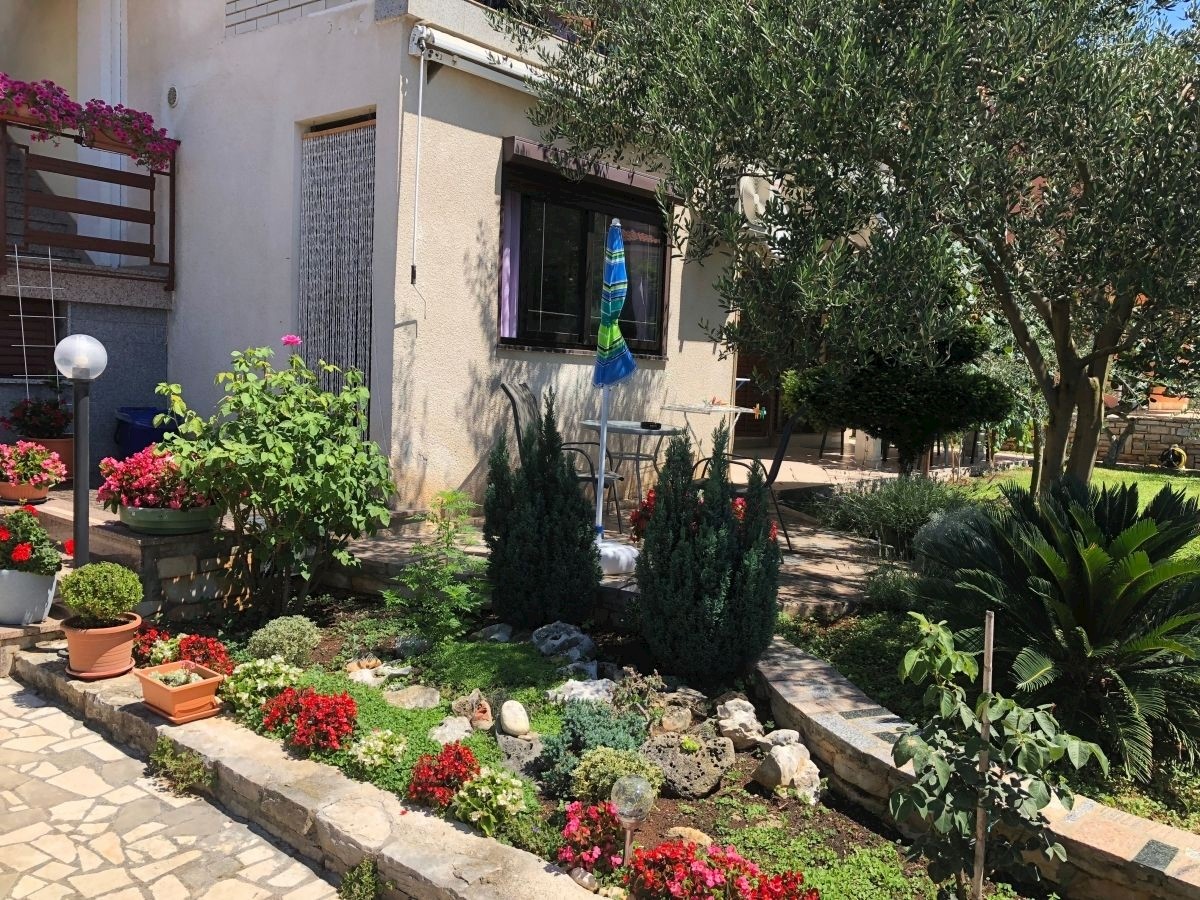 NOVIGRAD - CASA CON 4  APPARTAMENTI VENDESI