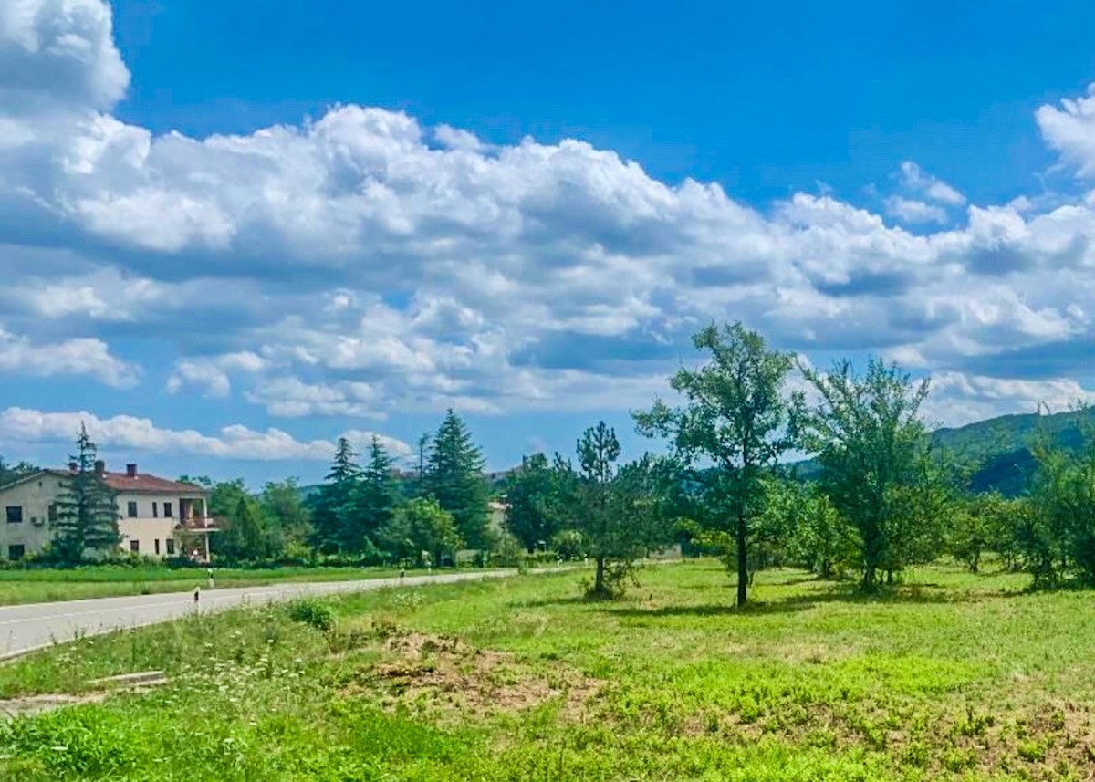 Terreno edificabile in vendita vicino al centro di Pinguente, Buzet