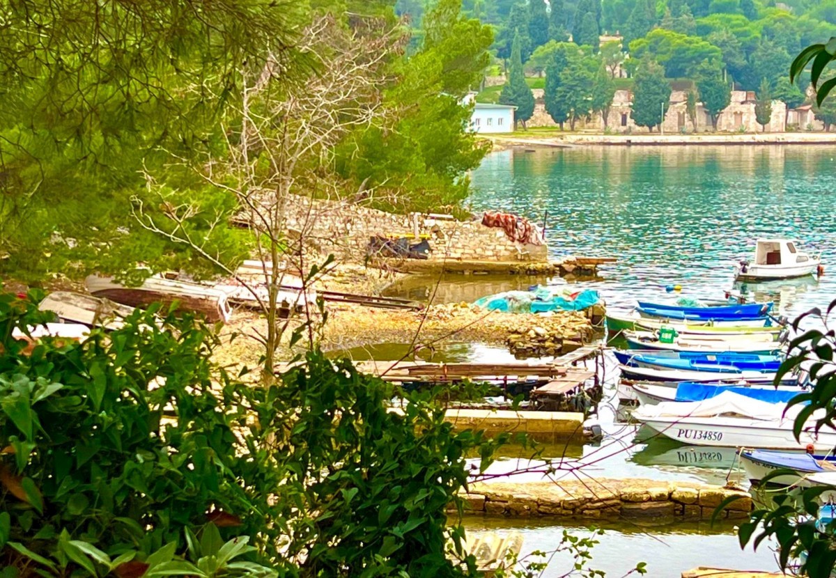 Terreno edificabile, due edifici e un magazzino nella zona commerciale, Pola, prima fila al mare, Istria, Croazia