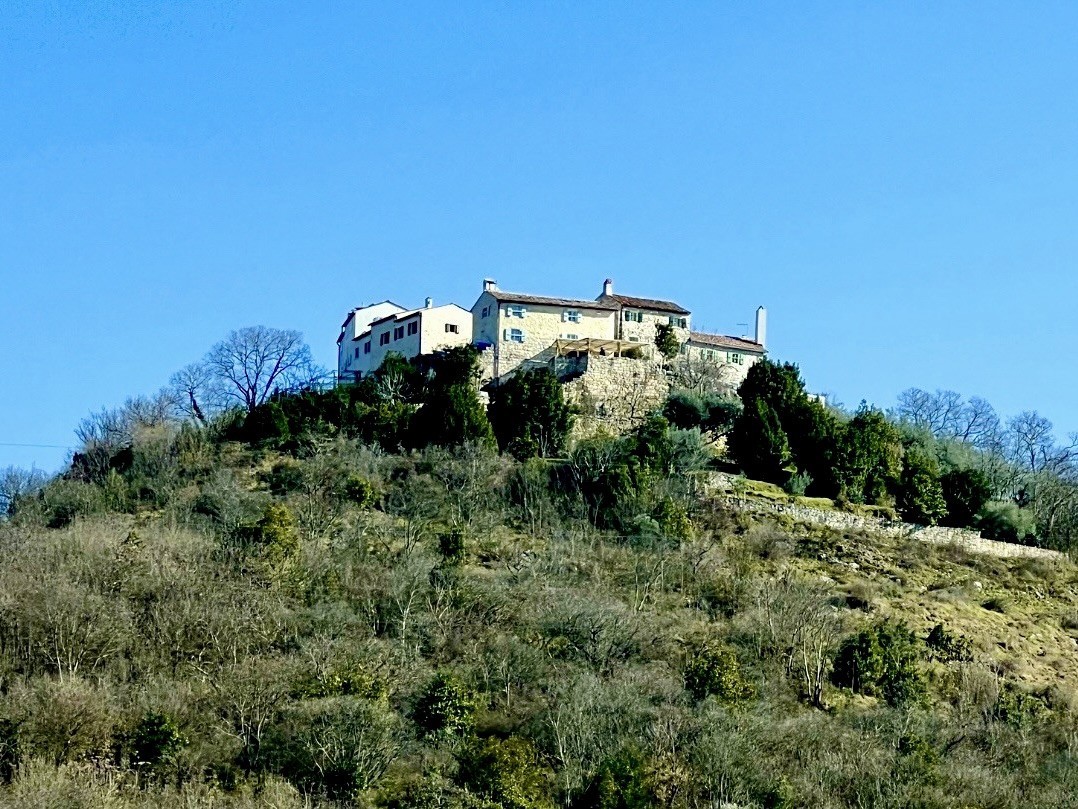 STARI KAŠTEL – UNA PROPRIETÀ DI LUSSO UNICA CON VISTA SUL MARE