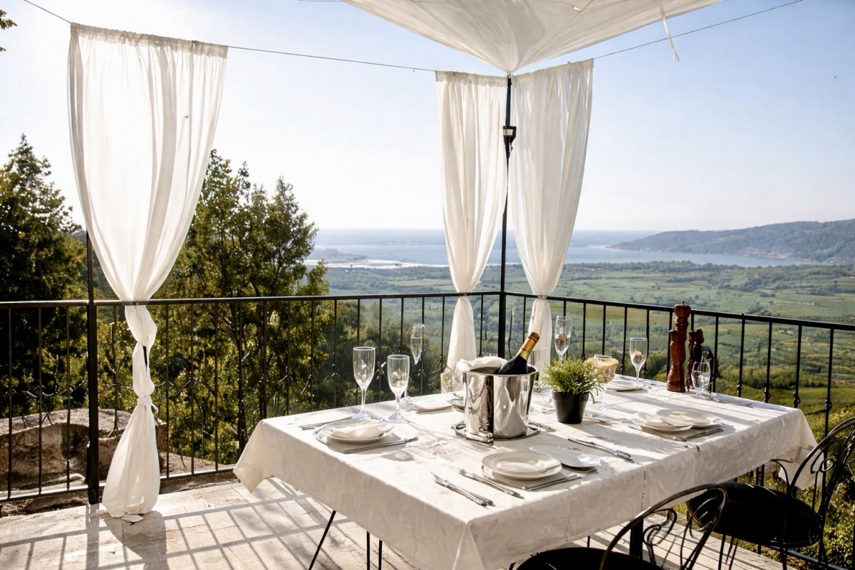 CASTELLO STORICO IN POSIZIONE DOMINANTE CON VISTA MARE BUIE, ISTRIA, CROAZIA
