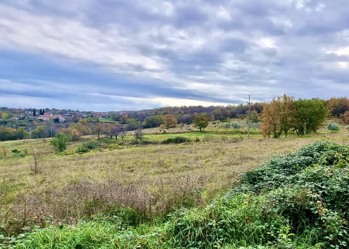 Terreno edificabile 857 m2 nel centro dell'Istria, per la costruzione di una villa con piscina, Karojba, Istria