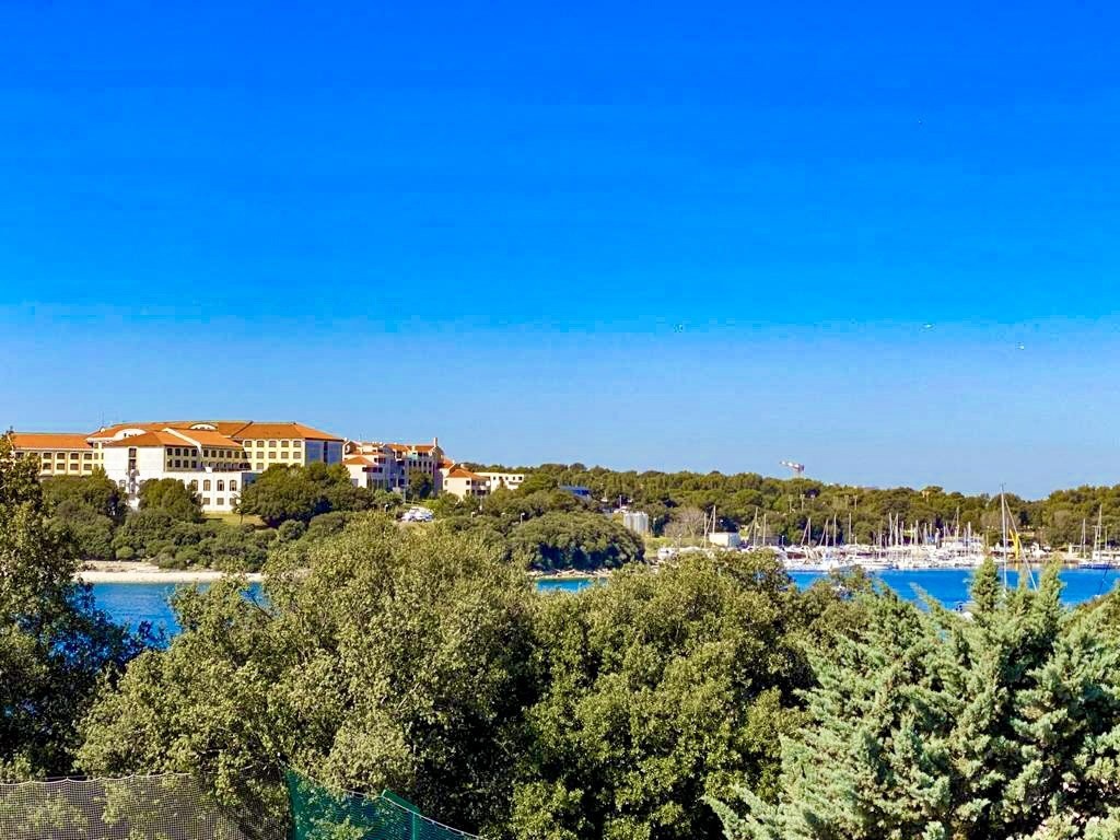 Appartamento di Lusso Fronte Mare in Vendita: Posizione Esclusiva su Spiaggia di Sabbia