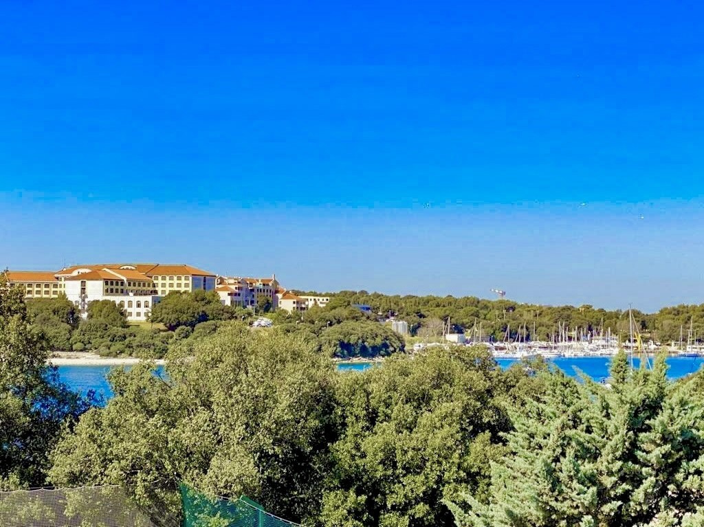 Pješčana Uvala, prima fila dal mare, ottima posizione vicino alla spiaggia, appartamento esclusivo in vendita, Pola, Istria, Croazia