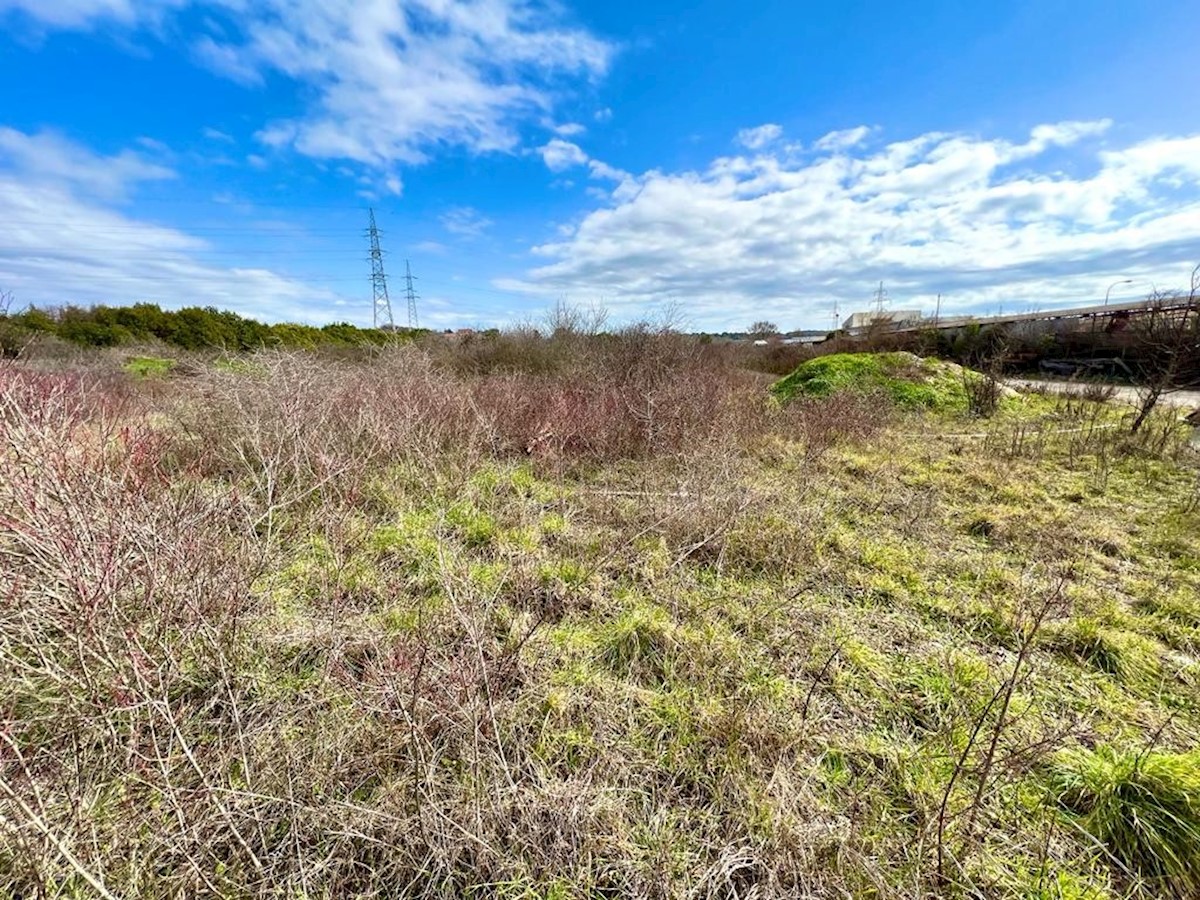 Terreno edificabile a scopo commerciale, commerciale e di servizio, 12.800 m2, Pola, Istria, Croazia